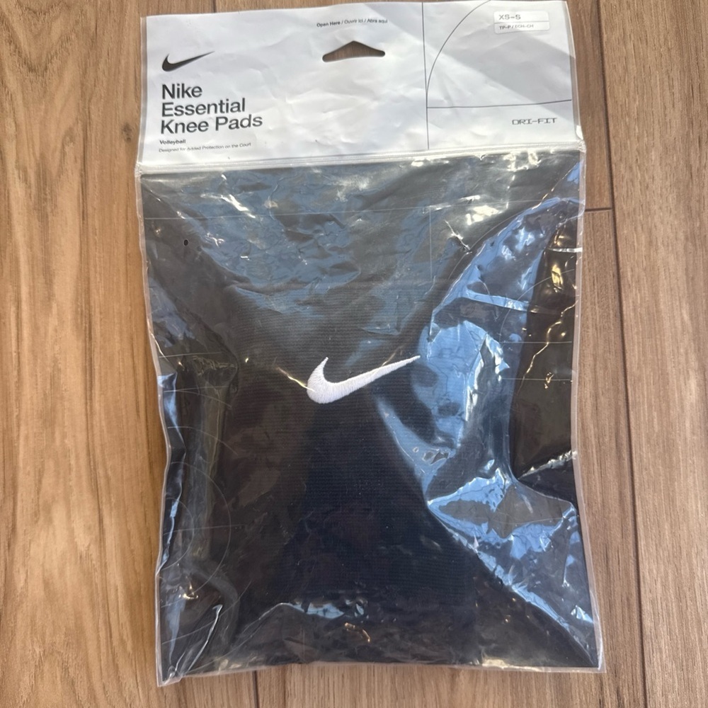 Nike Essential Volleyball Knee Pads New in Pack Adult XS/S Dri-Fit Black/White